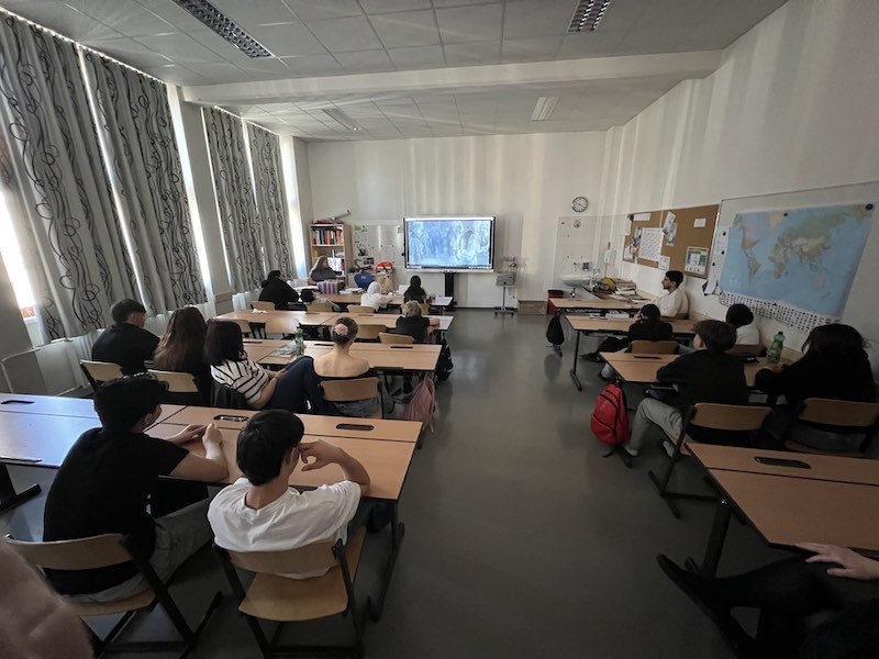 Klassenzimmer mit Schüler:innen der FMS15