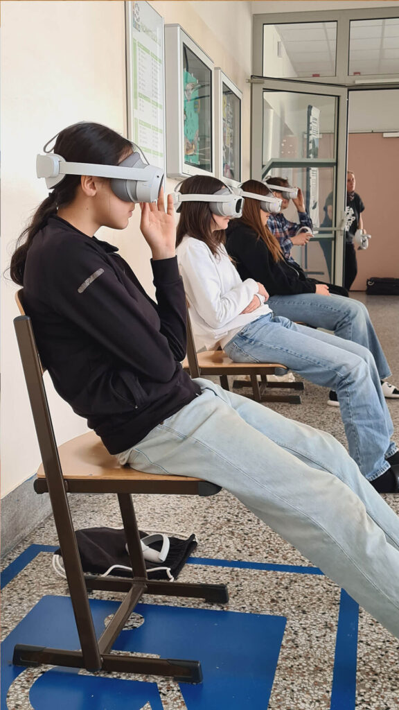 Grupe von Schüler:innen der FMS15 mit VR-Brillen