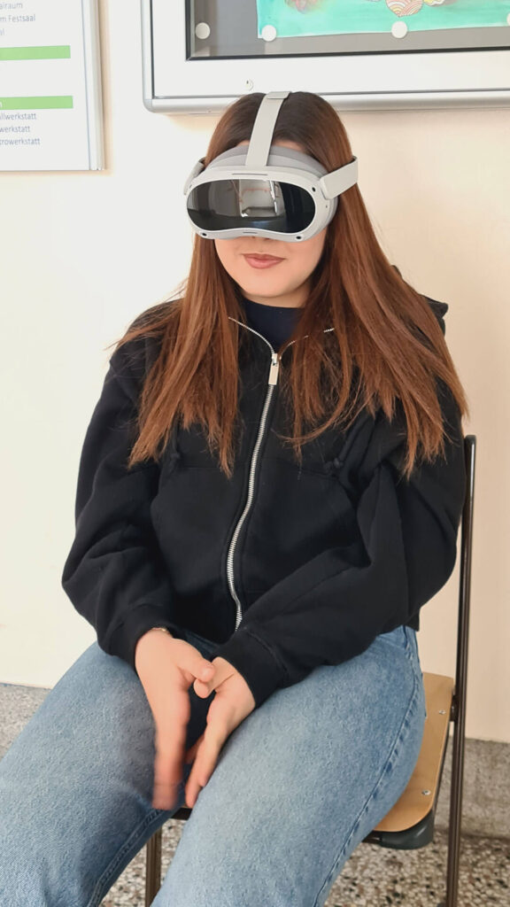 Schüler:in mit VR-Brille