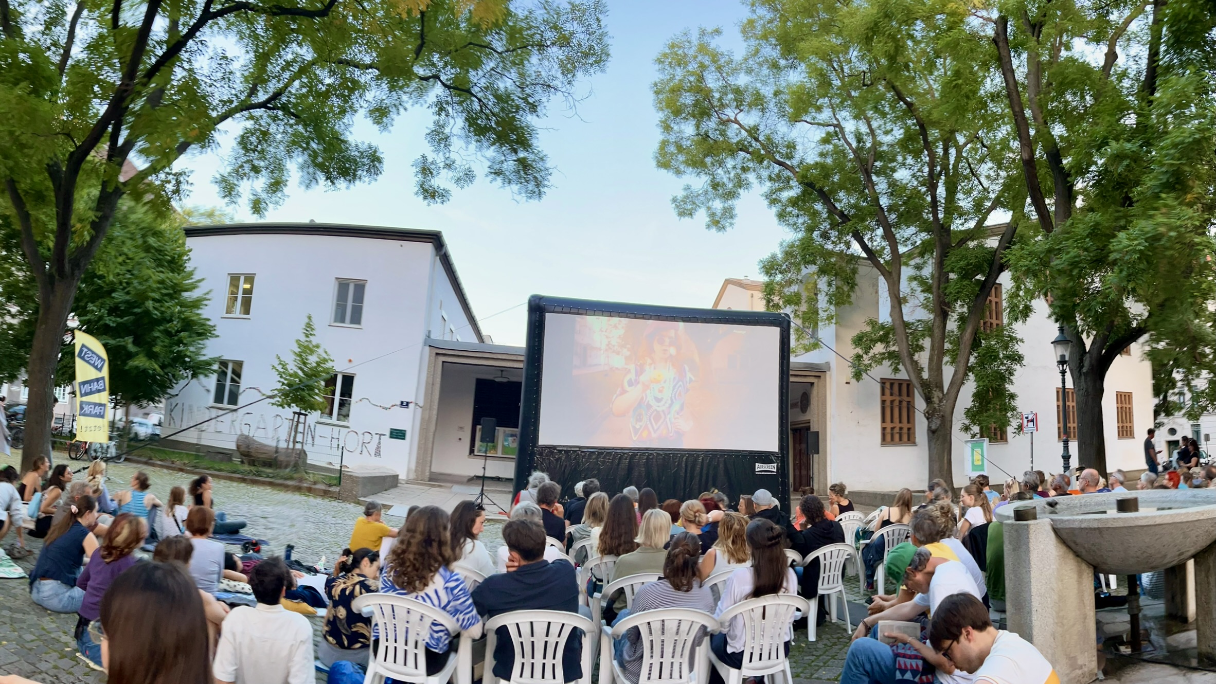 Westbahnpark beim Sommerkino am Burjanplatz