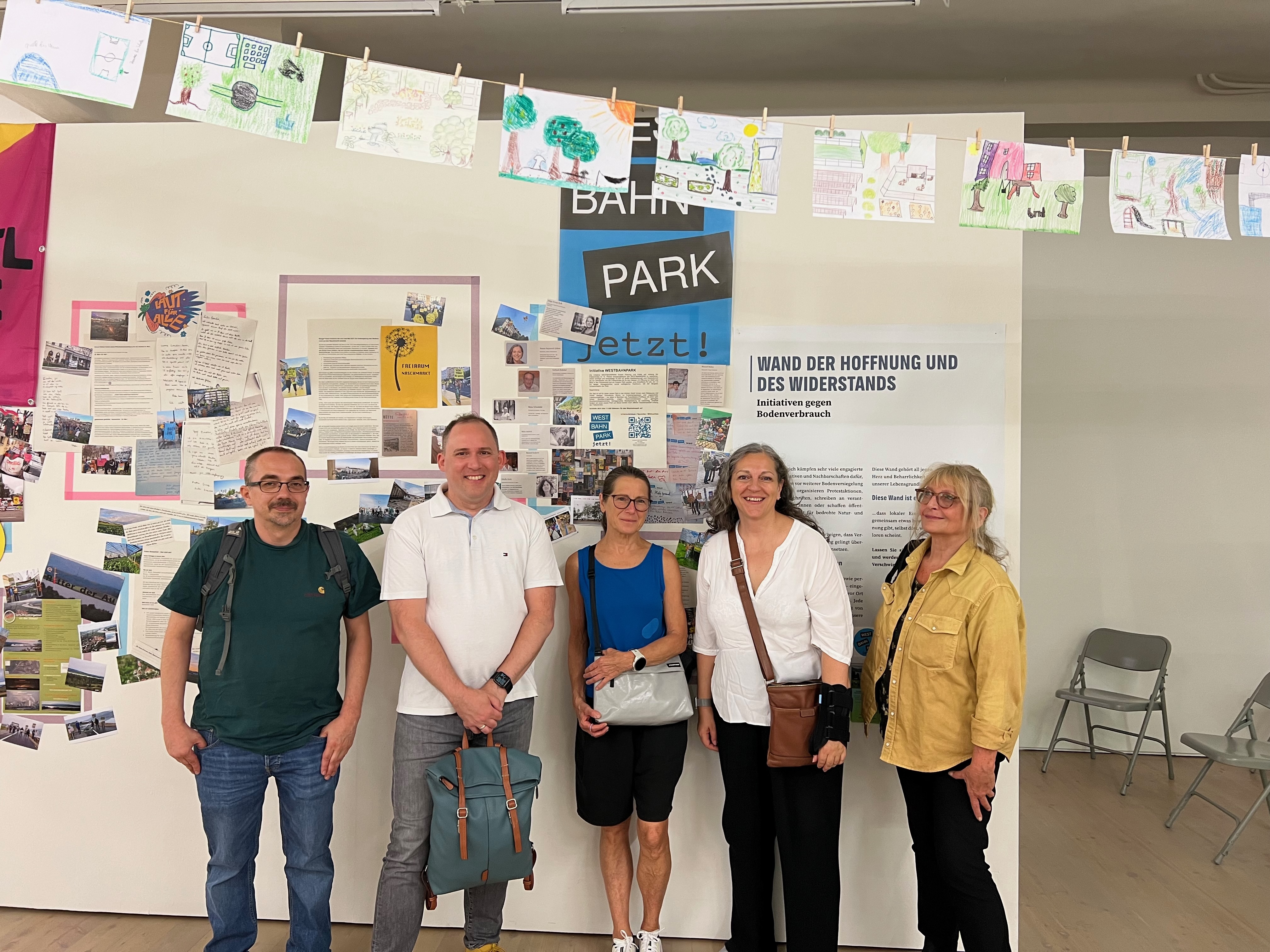 Westbahnpark besucht die Greenpeace Ausstellung „Bodenlos“